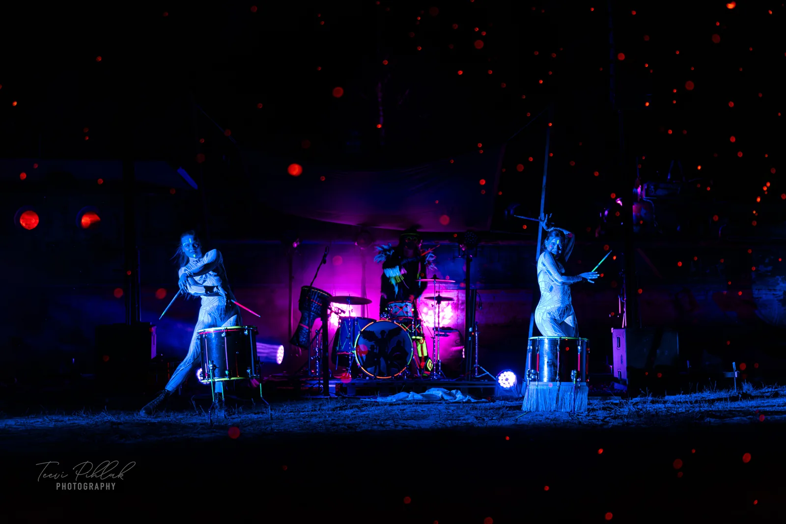 Dancers and sparks at Ulge harbour